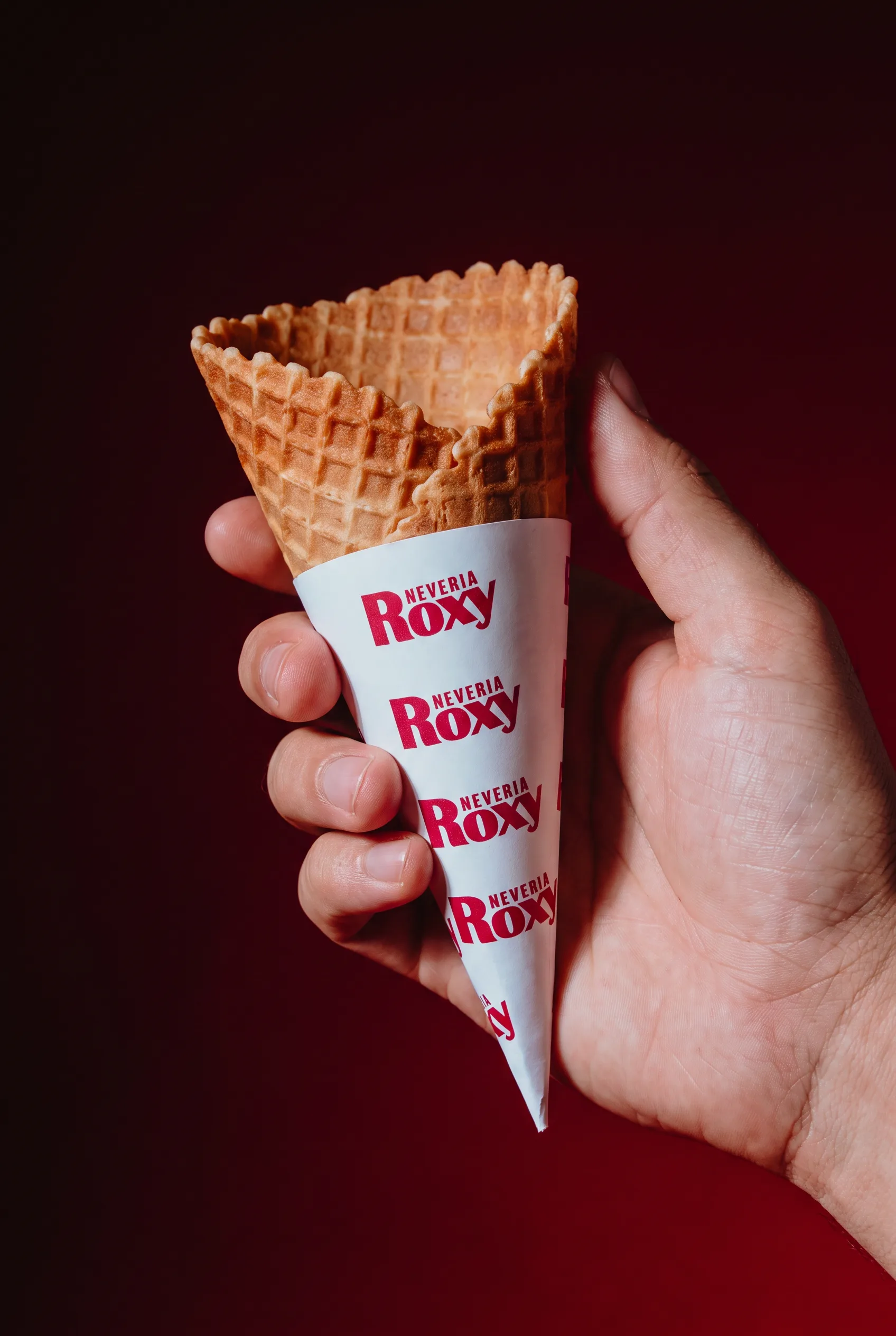 Una mano sostiene un cono de Nevería Roxy