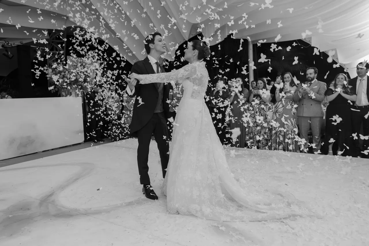 La novia gira y el vestido se abre mientras cae el confeti