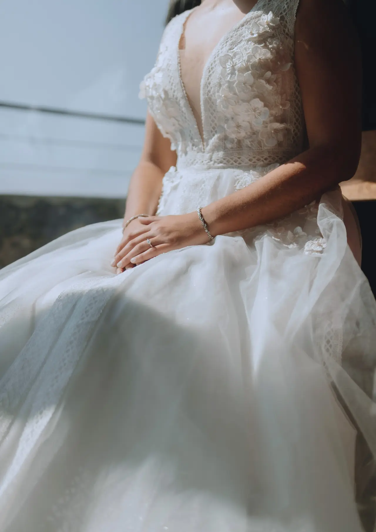 Las manos de la novia sobre la falda del vestido