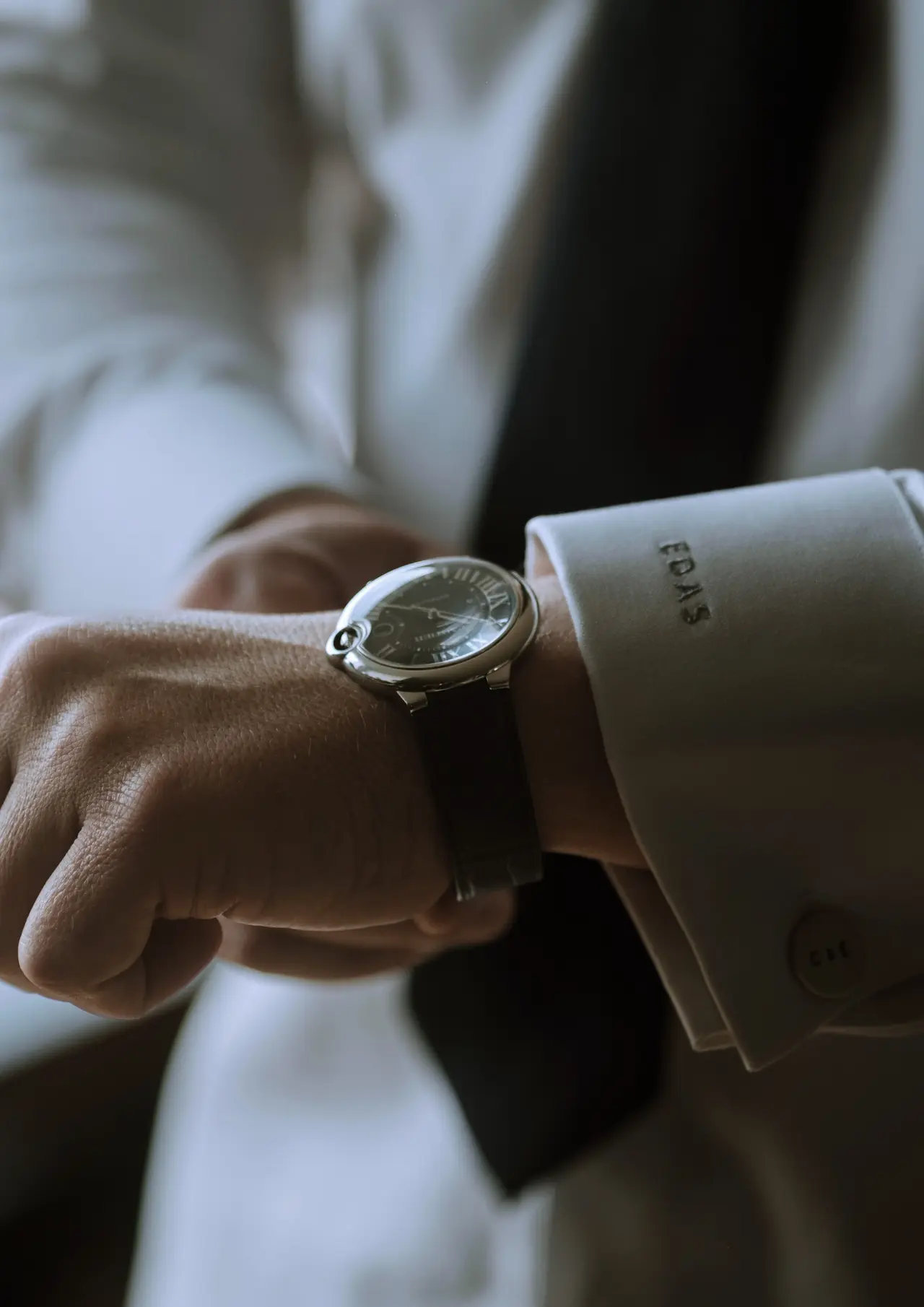 El reloj en la muñeca del novio, en primer plano